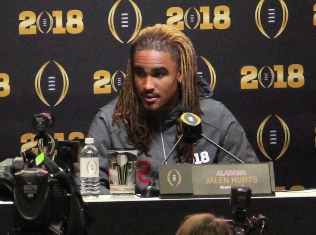 1024px-Jalen_Hurts_Jan_2018_1.jpg