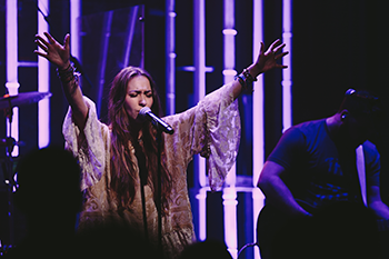 Lauren_Daigle_leading_at_NPM_TLR,_2015